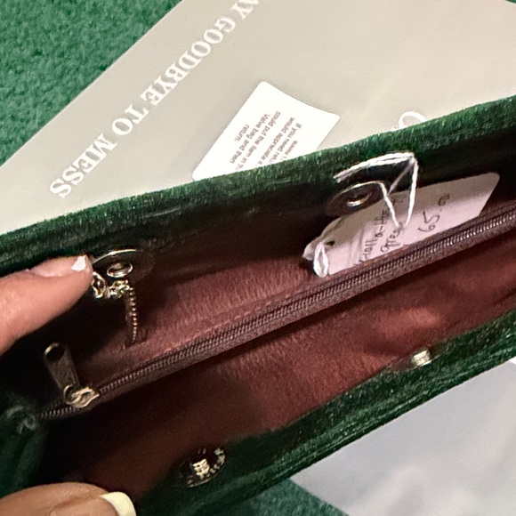 Elegant Green Clutch with Crystal Accent - Picture 4 of 6